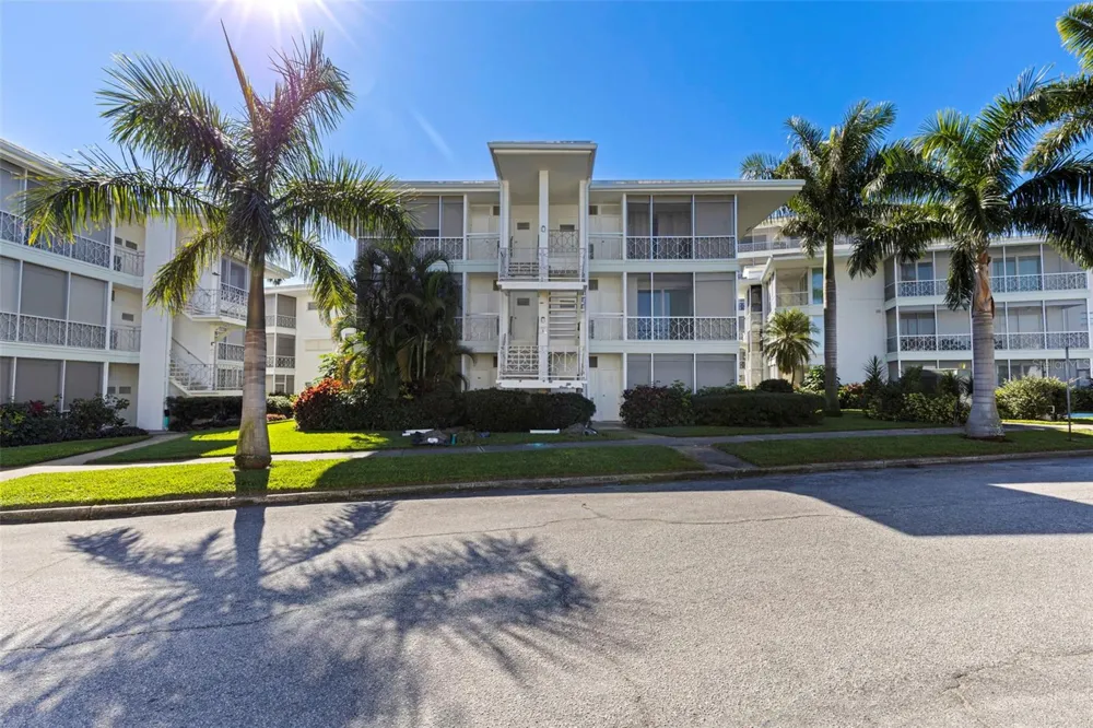 1036 NORTH SHORE DRIVE NE #1 St Petersburg, FL 33701