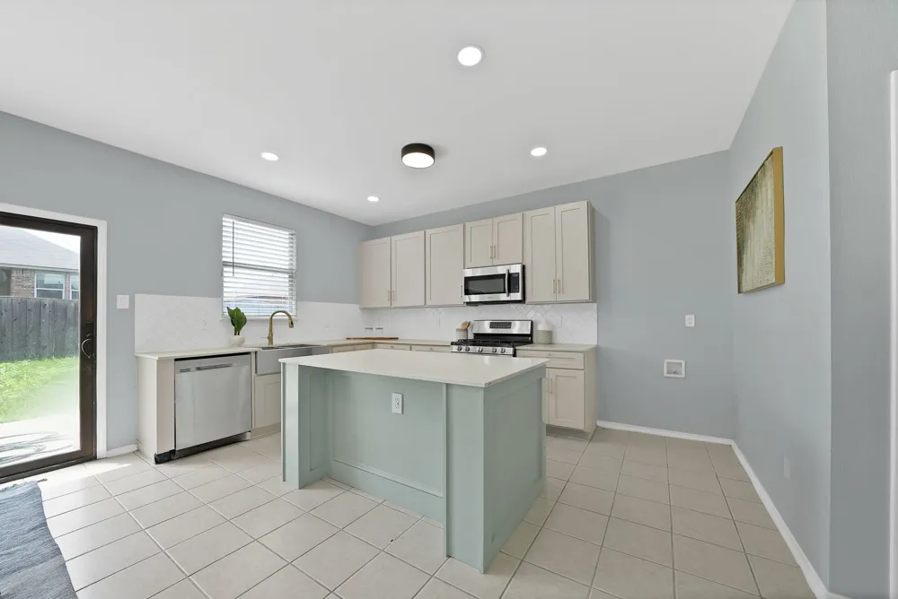137 Heritage Drive Crowley, TX 76036