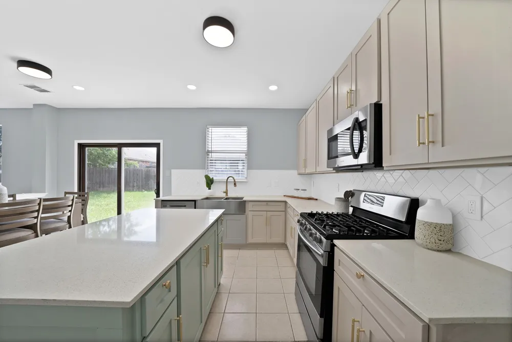 137 Heritage Drive Crowley, TX 76036