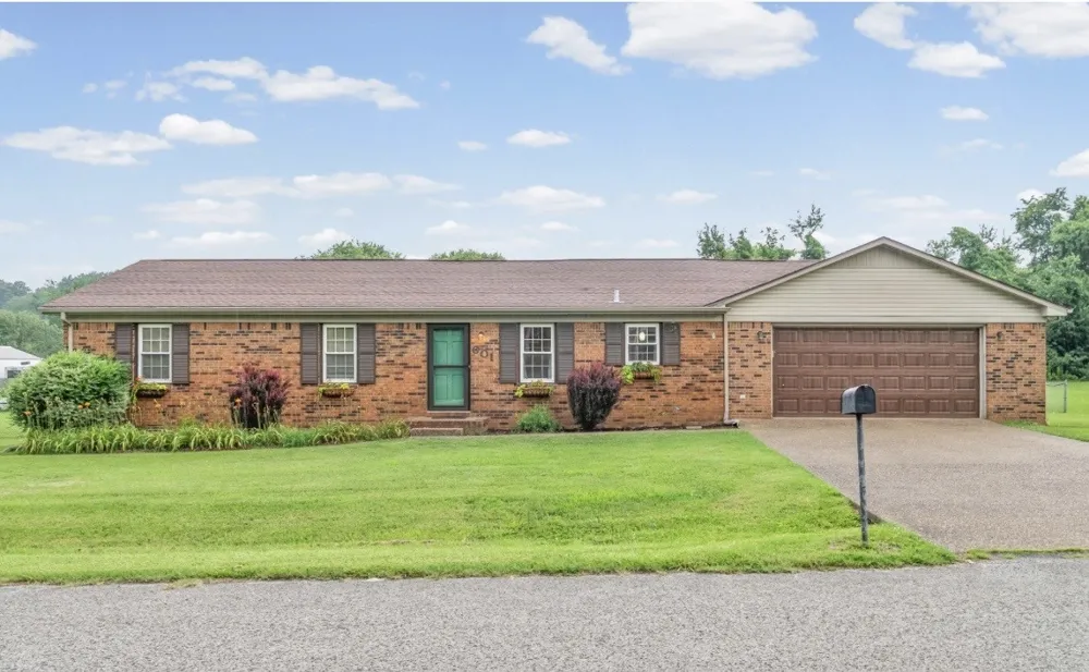 601 Pineridge Dr Hopkinsville, KY 42240