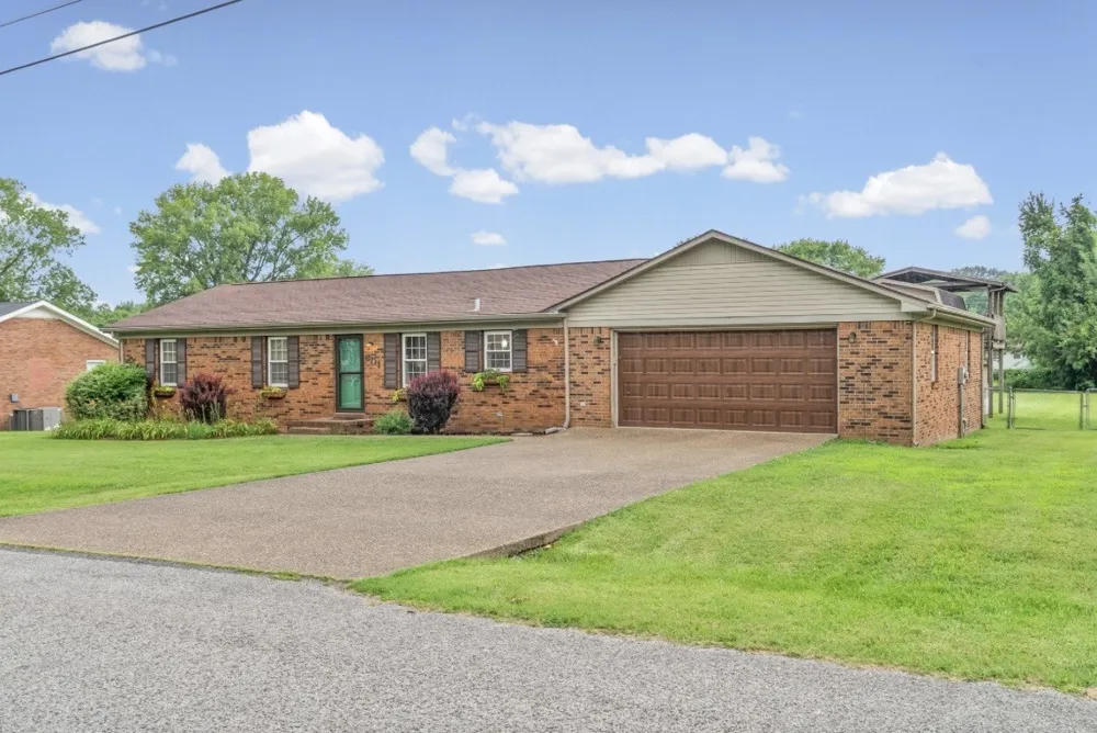 601 Pineridge Dr Hopkinsville, KY 42240