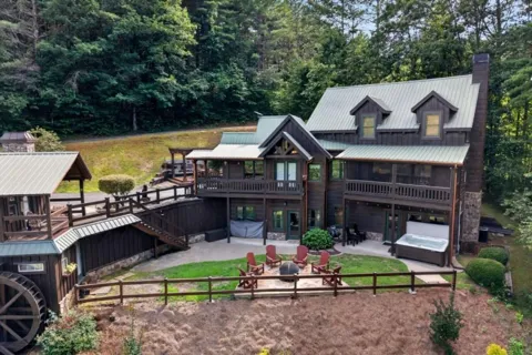 24 Twin Lakes Road