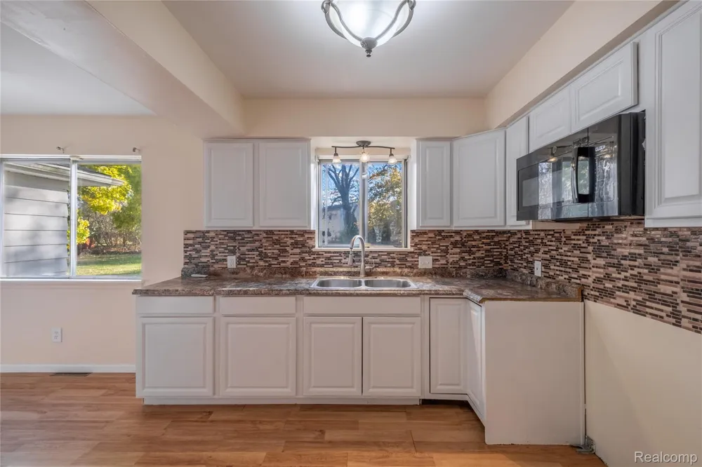 5297 Oaktree Drive Flint Charter Township, MI 48532