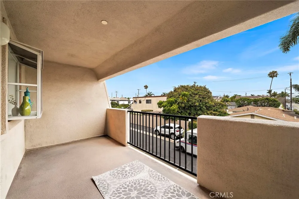 606 Lake Street #23 Huntington Beach, CA 92648