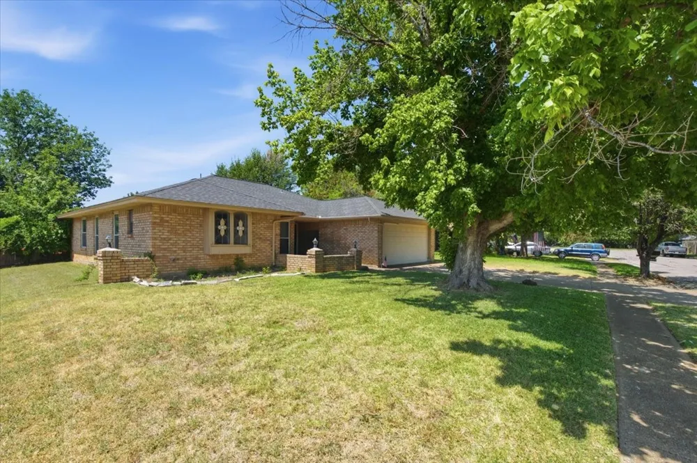 200 Almond Lane Euless, TX 76039