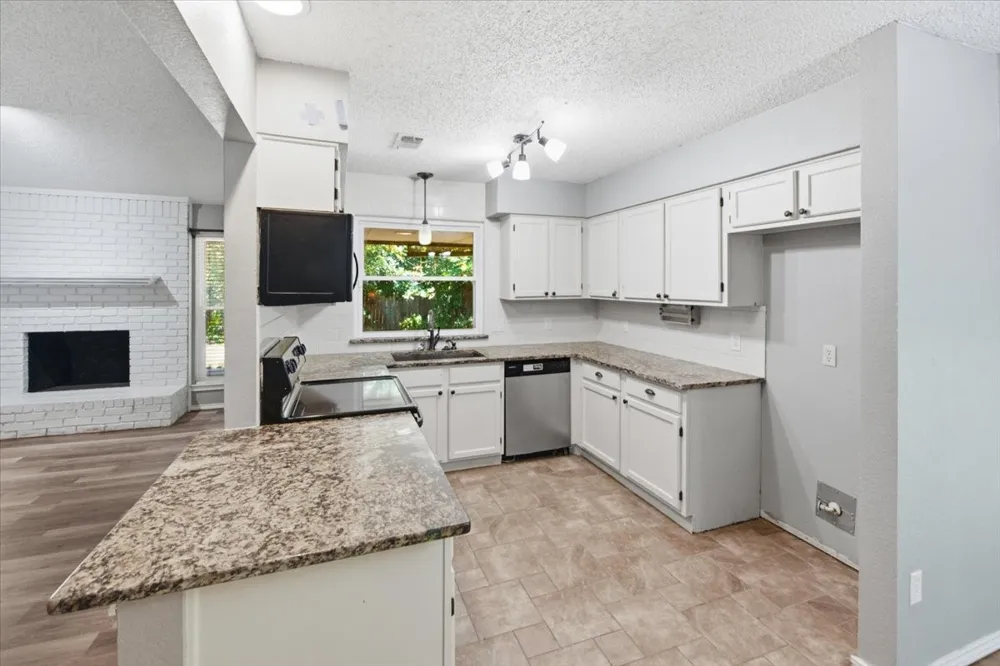 200 Almond Lane Euless, TX 76039