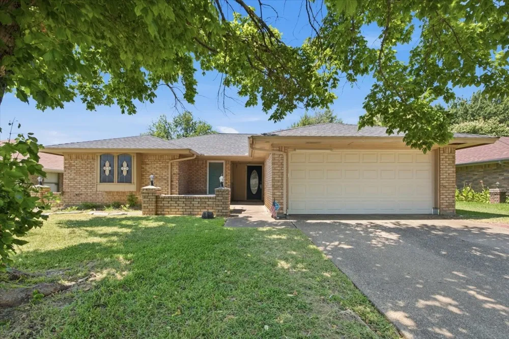 200 Almond Lane Euless, TX 76039