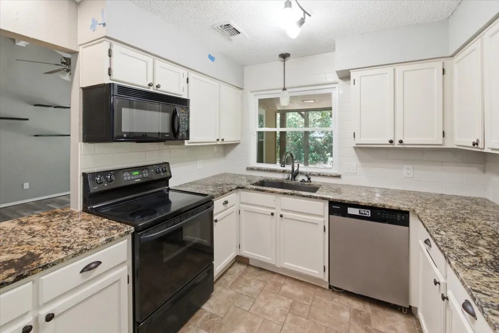 200 Almond Lane Euless, TX 76039