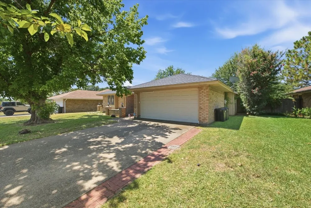 200 Almond Lane Euless, TX 76039