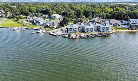 400 Lakeview Court #01A