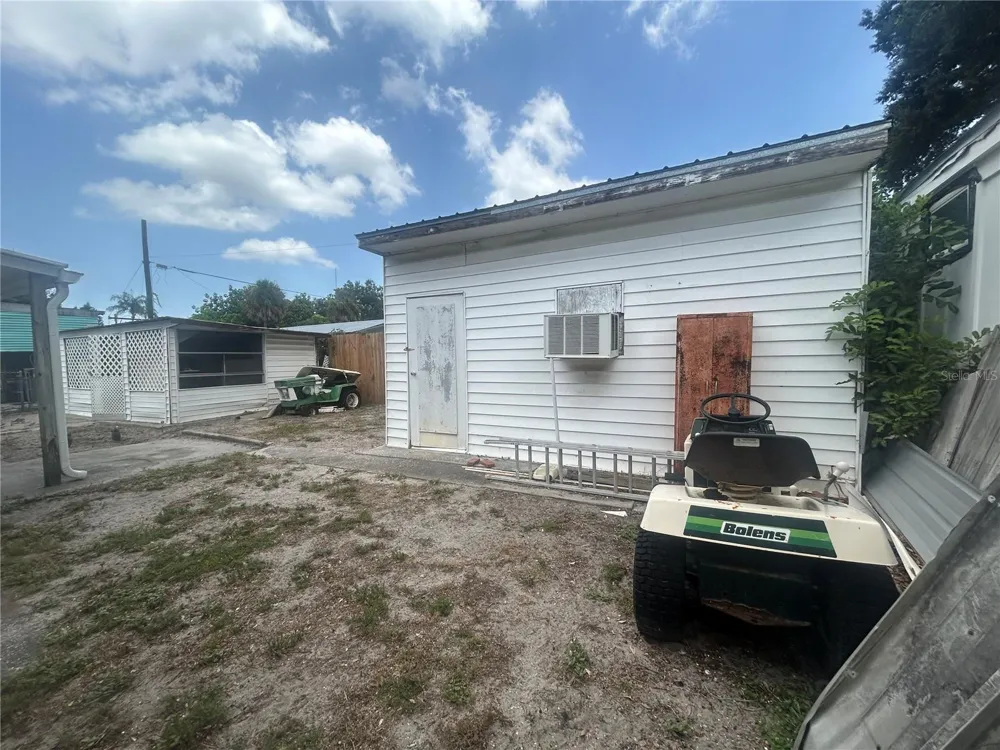 2628 45TH AVENUE W Bradenton, FL 34207