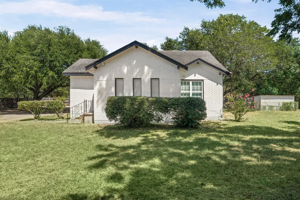 1707 Travis Avenue Cameron, TX 76520