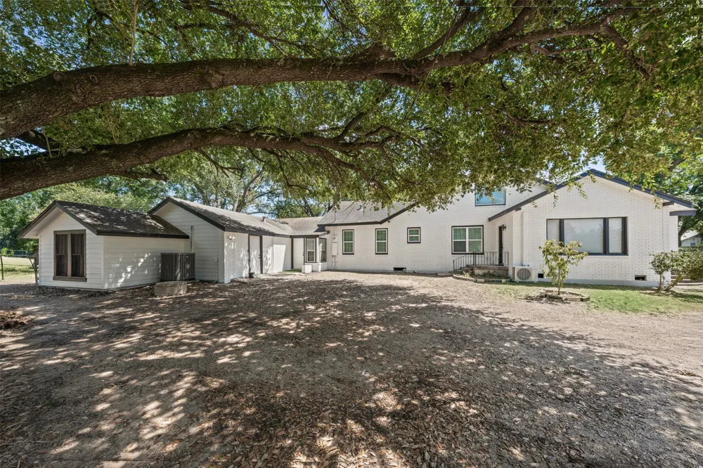 1707 Travis Avenue Cameron, TX 76520
