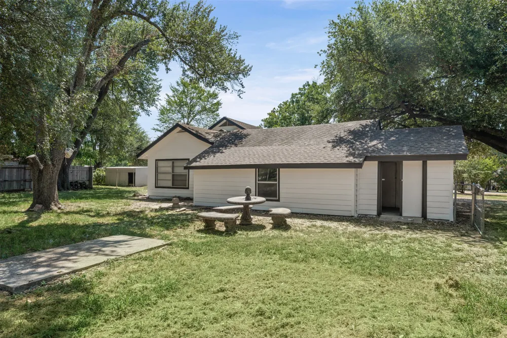1707 Travis Avenue Cameron, TX 76520