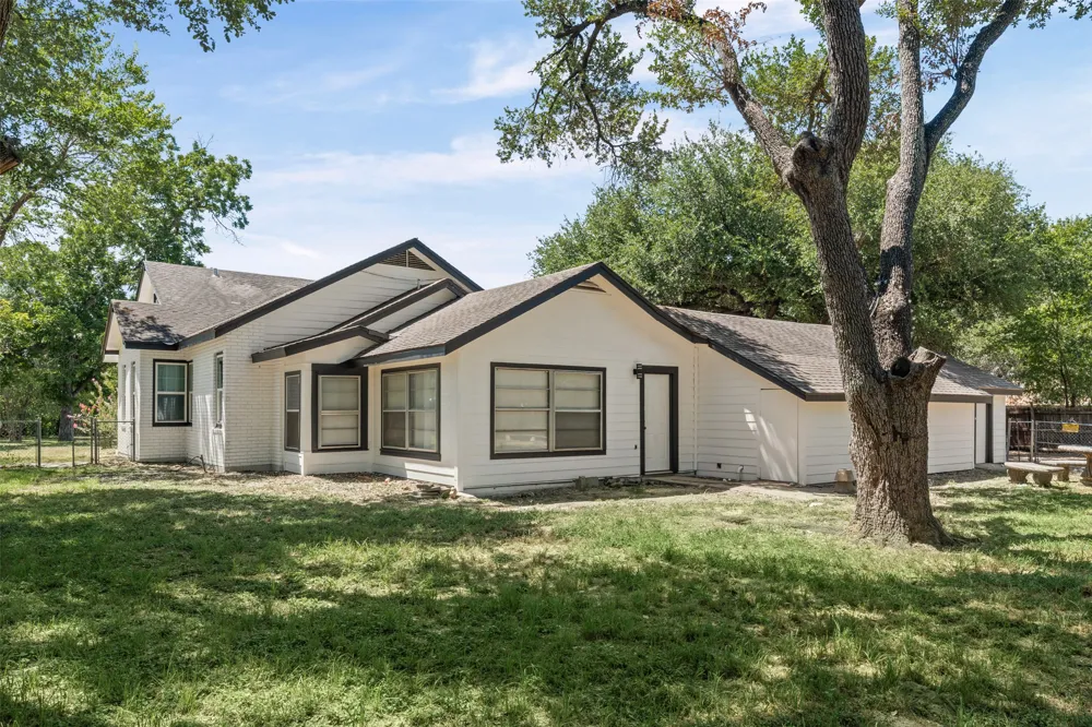 1707 Travis Avenue Cameron, TX 76520