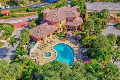 300 Uno Lago Drive #303