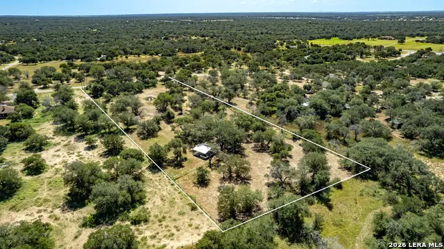 727 EAGLE CREEK DR Floresville, TX 78114
