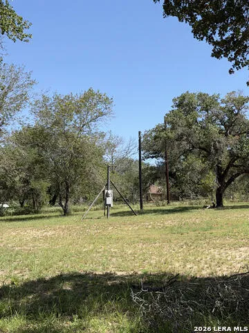 727 EAGLE CREEK DR Floresville, TX 78114