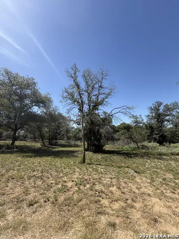 727 EAGLE CREEK DR Floresville, TX 78114