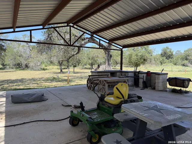 727 EAGLE CREEK DR Floresville, TX 78114