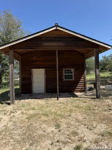 727 EAGLE CREEK DR Floresville, TX 78114