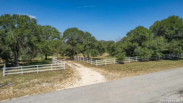 727 EAGLE CREEK DR Floresville, TX 78114