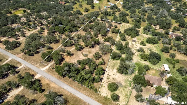 727 EAGLE CREEK DR Floresville, TX 78114