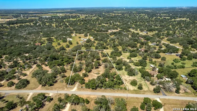 727 EAGLE CREEK DR Floresville, TX 78114
