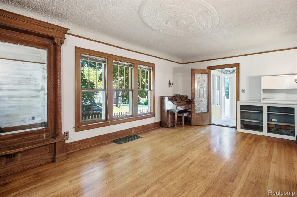 318 Court Street Howell City, MI 48843