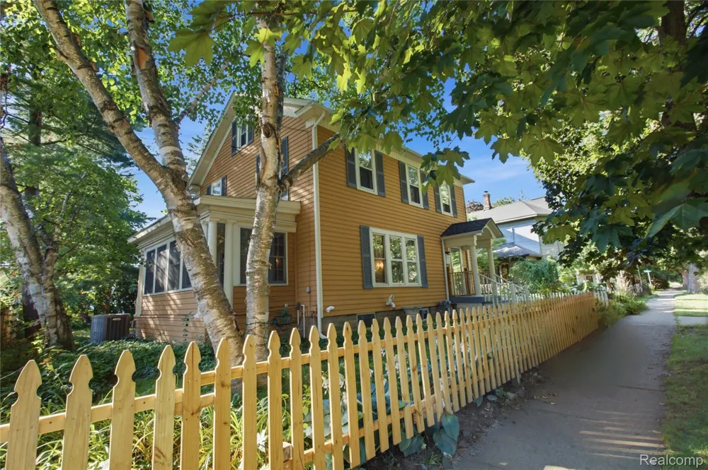 318 Court Street Howell City, MI 48843
