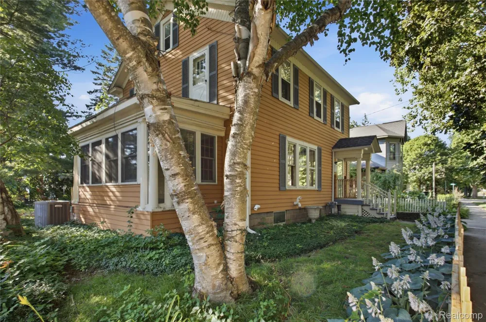318 Court Street Howell City, MI 48843