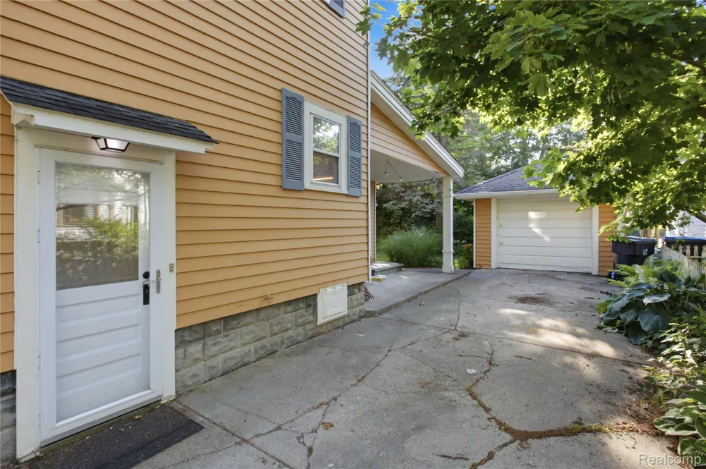 318 Court Street Howell City, MI 48843