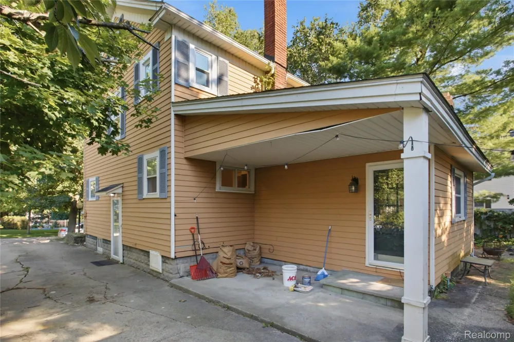 318 Court Street Howell City, MI 48843