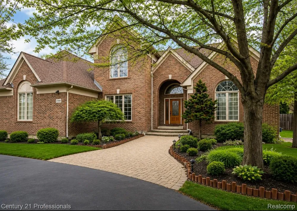 27568 Rainbow Circle Lathrup Village City, MI 48076