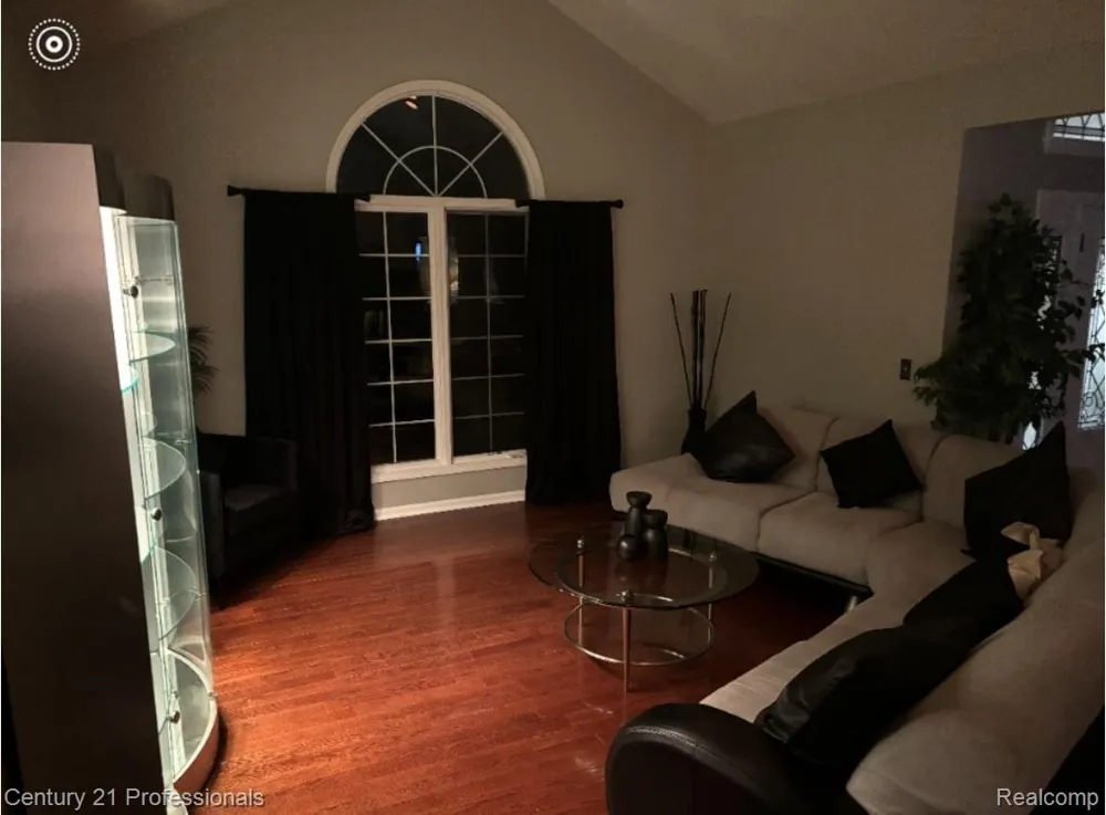 27568 Rainbow Circle Lathrup Village City, MI 48076