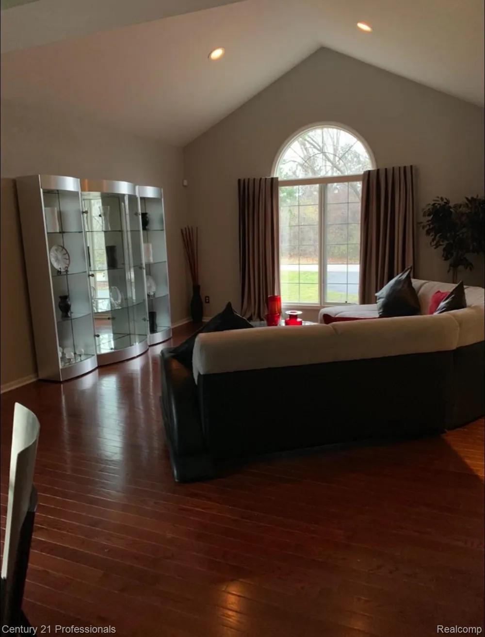 27568 Rainbow Circle Lathrup Village City, MI 48076