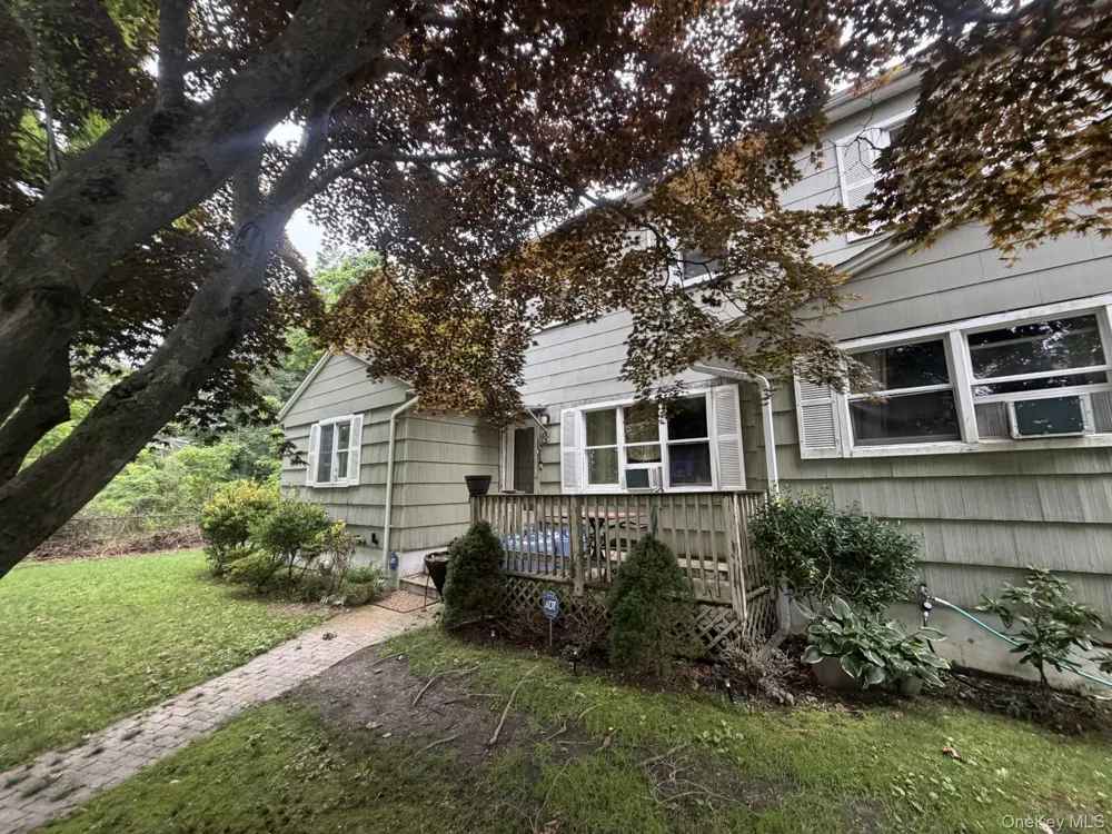 8 Windus Drive Shirley, NY 11967
