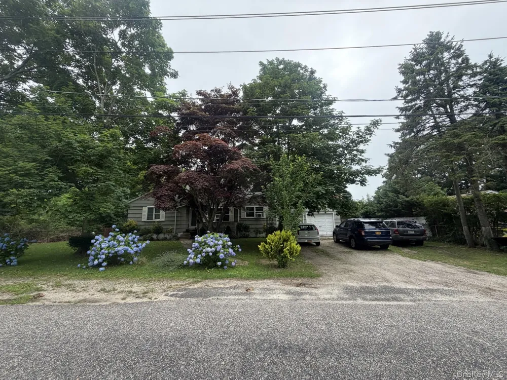8 Windus Drive Shirley, NY 11967