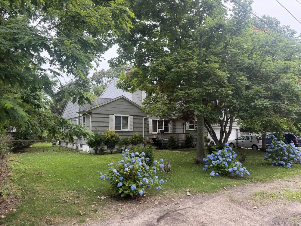 8 Windus Drive Shirley, NY 11967