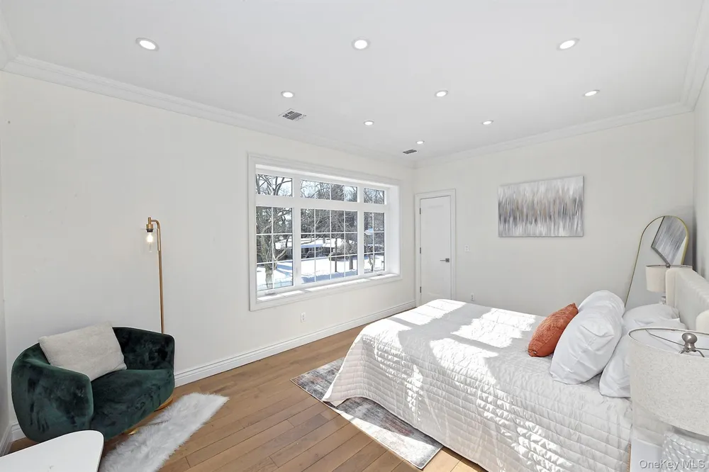 11 Edcris Lane Huntington, NY 11743