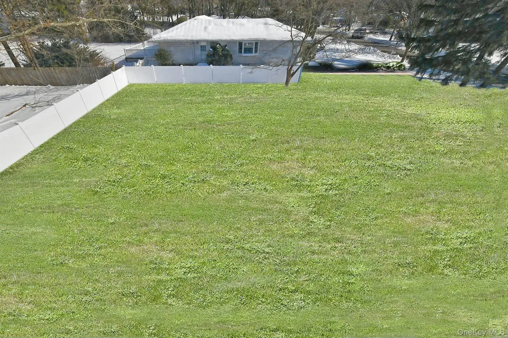 11 Edcris Lane Huntington, NY 11743