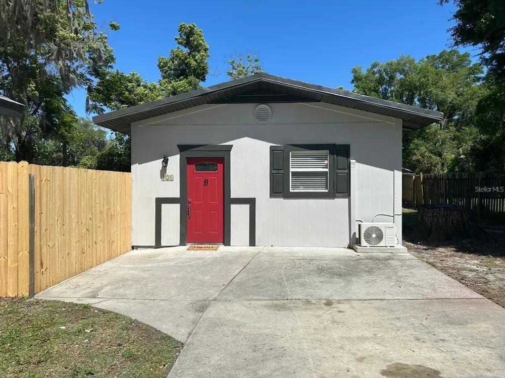221 JULIA AVENUE Deland, FL 32720