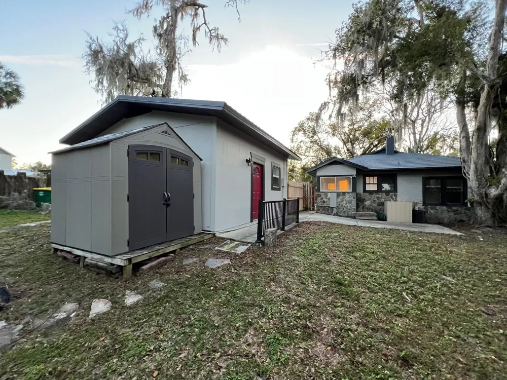 221 JULIA AVENUE Deland, FL 32720