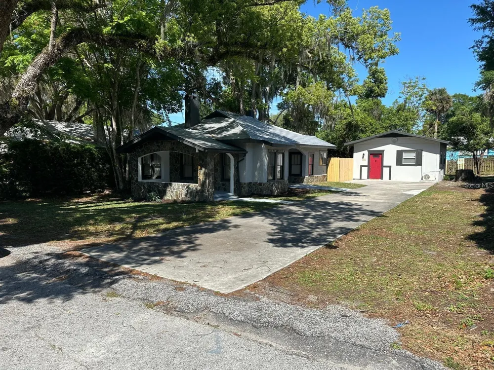 221 JULIA AVENUE Deland, FL 32720