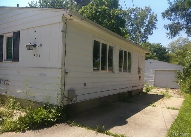 433 Crestview Street Flushing City, MI 48433