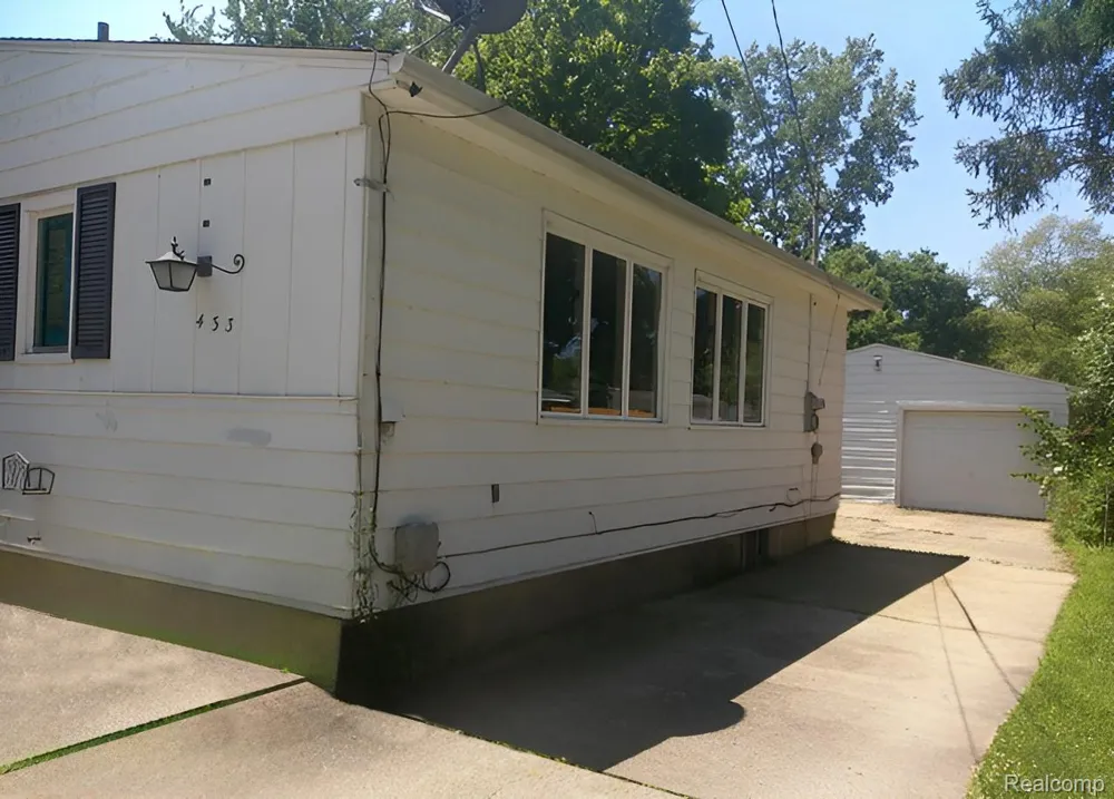 433 Crestview Street Flushing City, MI 48433