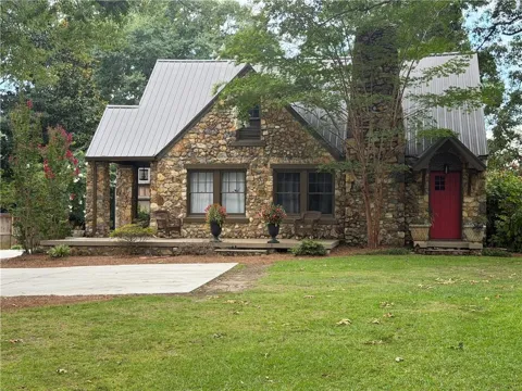 607 College Street