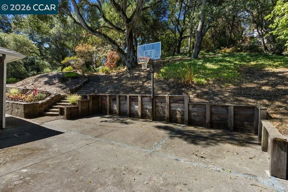 59 El Toyonal Orinda, CA 94563