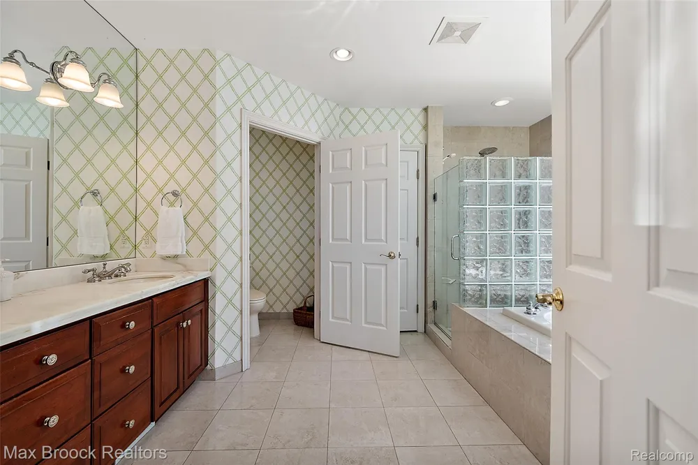 4875 Old Orchard Trail Orchard Lake Village City, MI 48324