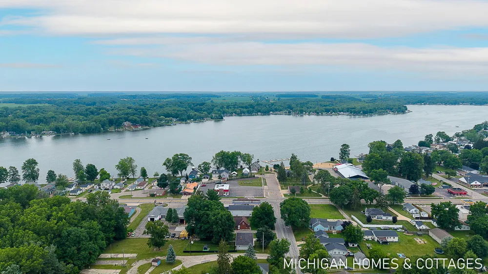 752 Jordan Lake Avenue Lake Odessa, MI 48849